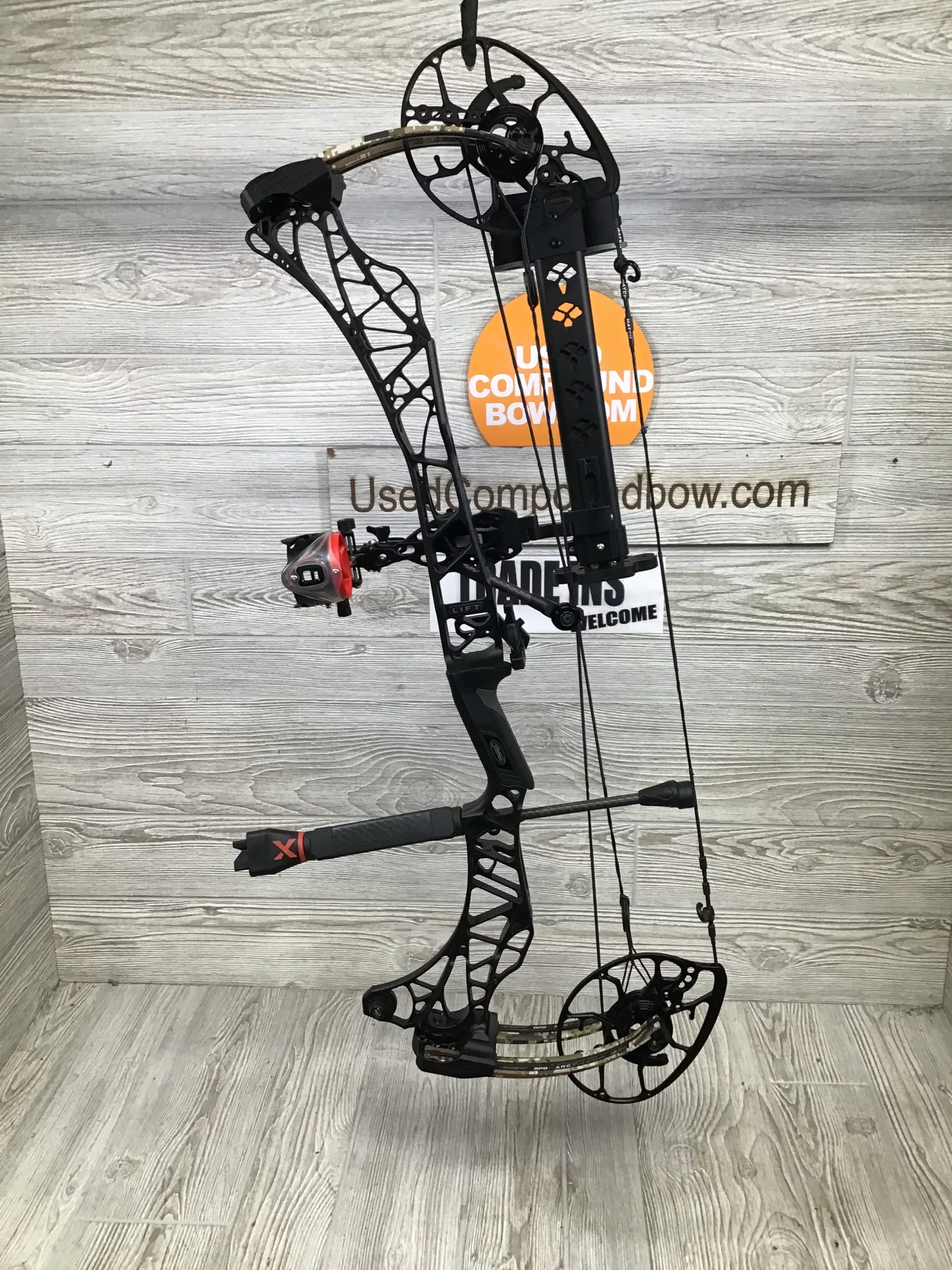 Used Mathews Lift X 29.5 Right Hand 28/70# Black Riser/Subalpine Pkg