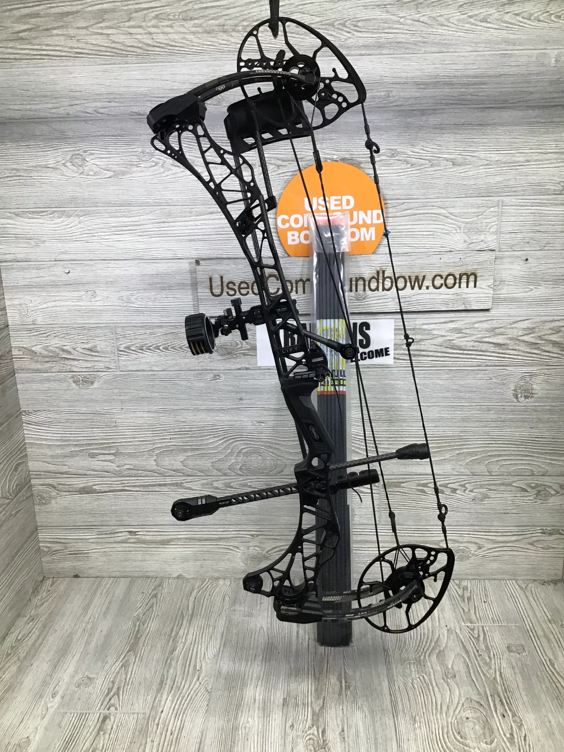 Used Mathews Lift X 29.5 Right Hand Black Riser/ Kuiu limbs 29.5/70 LO